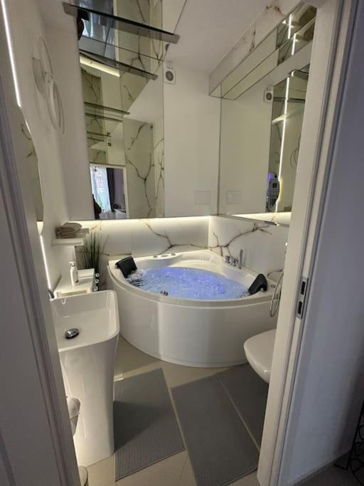 Salt Inn Apartments No 2 - Jacuzzi 威利兹卡 外观 照片